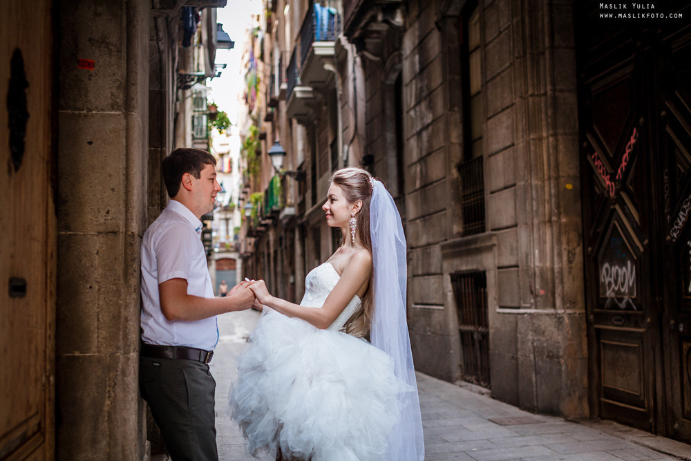 Sesión de fotos de boda en el puerto de Barcelona. Fotógrafo en Barcelona  Maslik Yulia