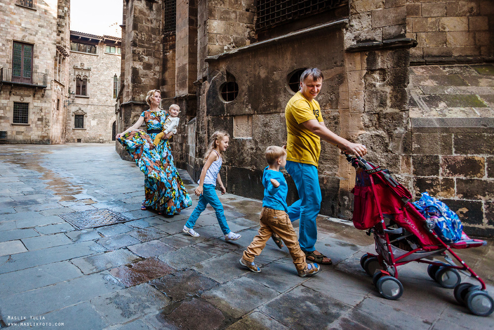 Sesión de fotos familiares en un viaje a Barcelona. Fotógrafo en Barcelona  Maslik Yulia
