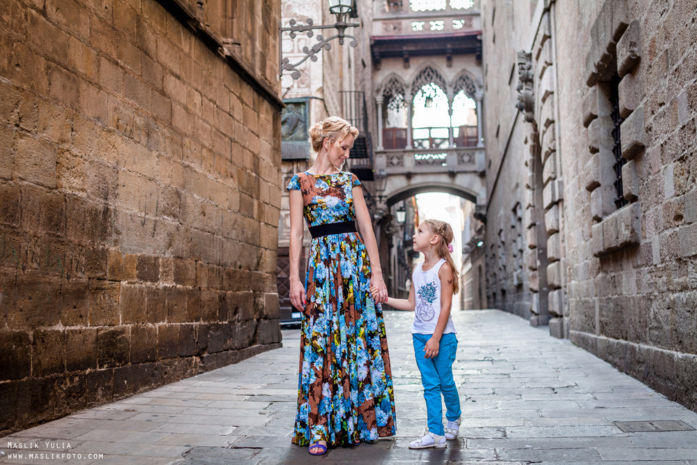 Sesión de fotos familiares en un viaje a Barcelona. Fotógrafo en Barcelona  Maslik Yulia
