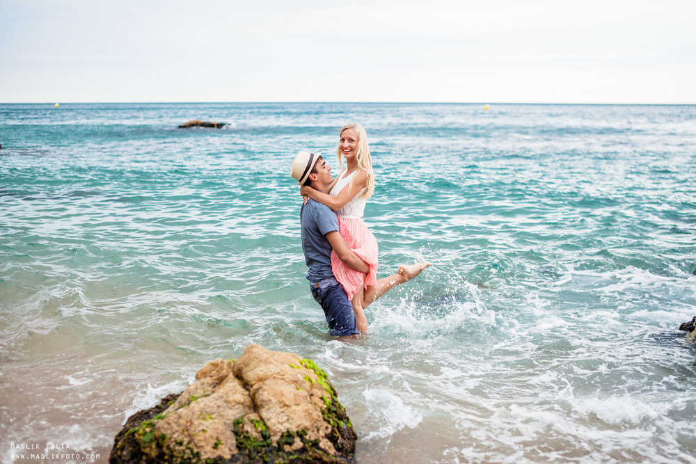 Beach photo shoot on the Costa Brava. Photographer in Barcelona Spain Maslik Yulia