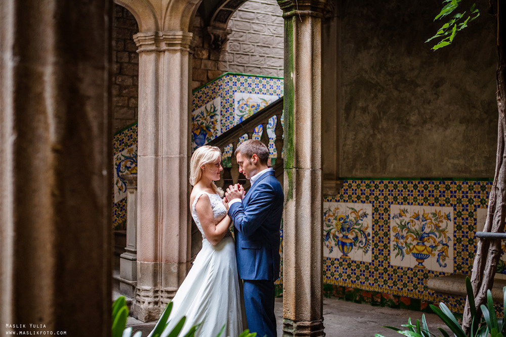 Sesión de fotos lluviosa en Barcelona. Fotógrafo en Barcelona  Maslik Yulia