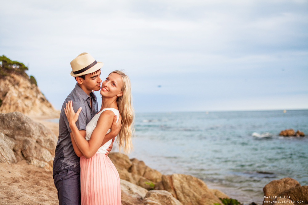 Beach photo shoot on the Costa Brava. Photographer in Barcelona Spain Maslik Yulia