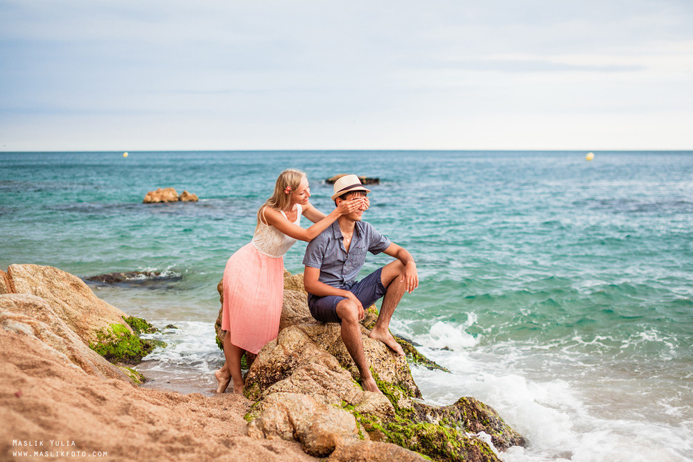 Beach photo shoot on the Costa Brava. Photographer in Barcelona Spain Maslik Yulia
