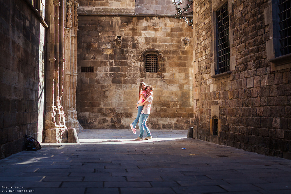 Impresionante paseo fotográfico de enamorados en Barcelona. Fotógrafo en Barcelona  Maslik Yulia