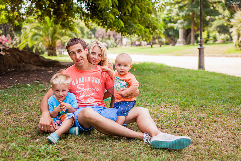 Perky sesión de fotos familiares en Barcelona. Fotógrafo en Barcelona  Maslik Yulia
