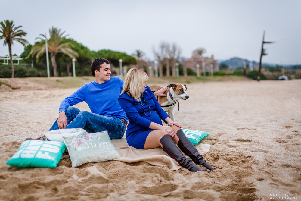 Sesión de fotos de embarazo en la playa en Barcelona. Fotógrafo en Barcelona  Maslik Yulia