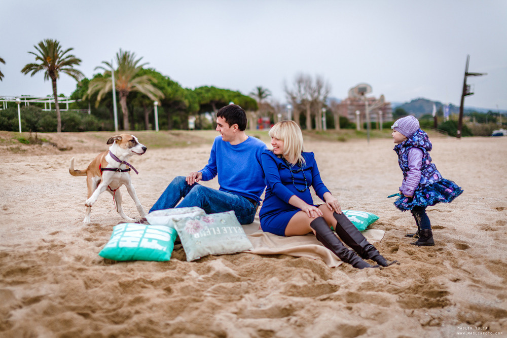 Sesión de fotos de embarazo en la playa en Barcelona. Fotógrafo en Barcelona  Maslik Yulia
