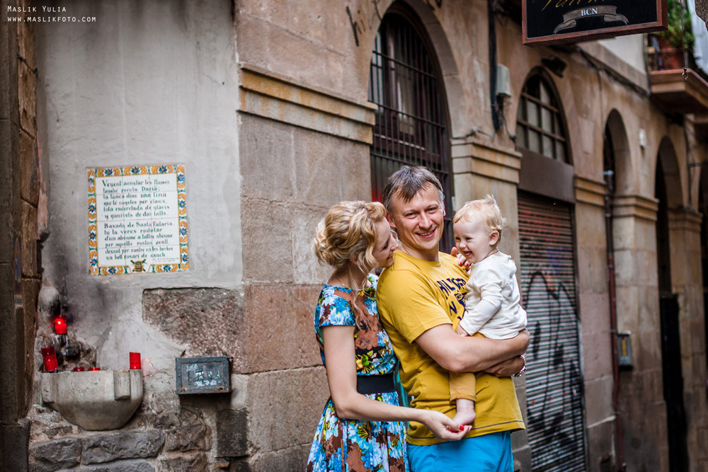 Sesión de fotos familiares en un viaje a Barcelona. Fotógrafo en Barcelona  Maslik Yulia