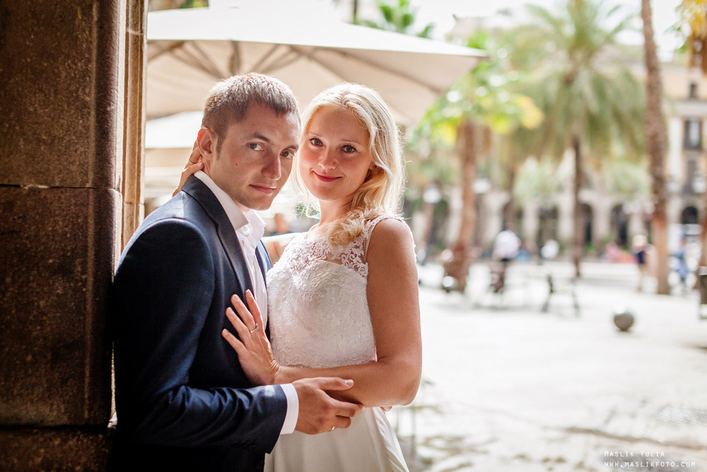 Sesión de fotos lluviosa en Barcelona. Fotógrafo en Barcelona  Maslik Yulia
