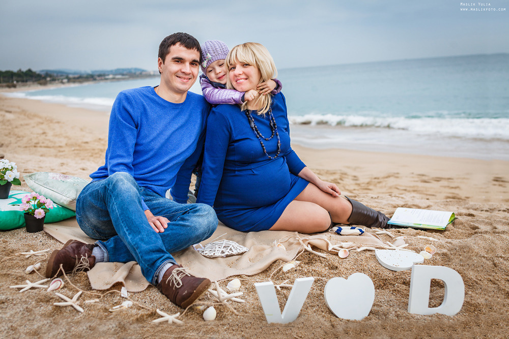 Sesión de fotos de embarazo en la playa en Barcelona. Fotógrafo en Barcelona  Maslik Yulia