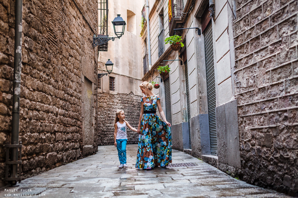Sesión de fotos familiares en un viaje a Barcelona. Fotógrafo en Barcelona  Maslik Yulia