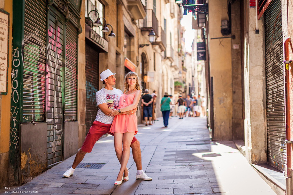 Colorful photo shoot in Barcelona. Photographer in Barcelona Spain Maslik Yulia