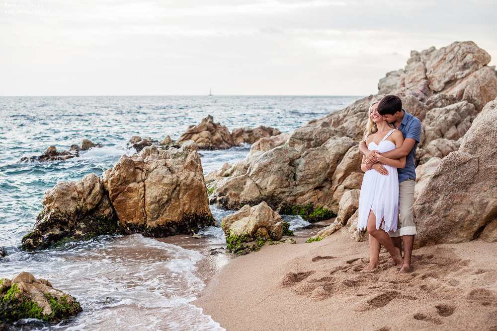Beach photo shoot on the Costa Brava. Photographer in Barcelona Spain Maslik Yulia