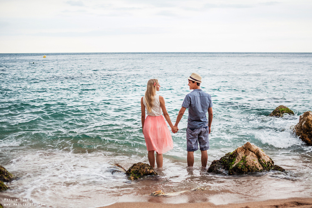 Beach photo shoot on the Costa Brava. Photographer in Barcelona Spain Maslik Yulia