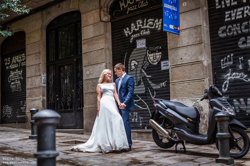 Sesión de fotos lluviosa en Barcelona. Fotógrafo en Barcelona  Maslik Yulia