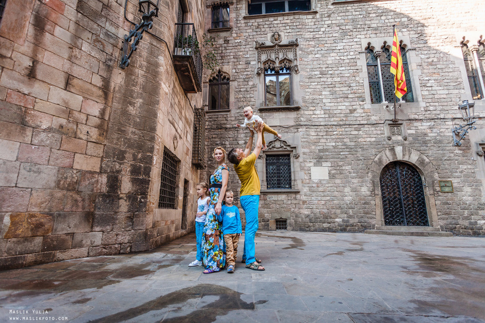 Sesión de fotos familiares en un viaje a Barcelona. Fotógrafo en Barcelona  Maslik Yulia