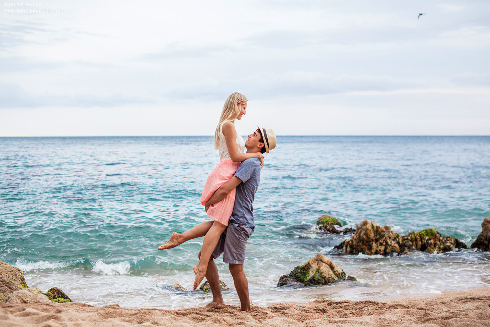 Beach photo shoot on the Costa Brava. Photographer in Barcelona Spain Maslik Yulia