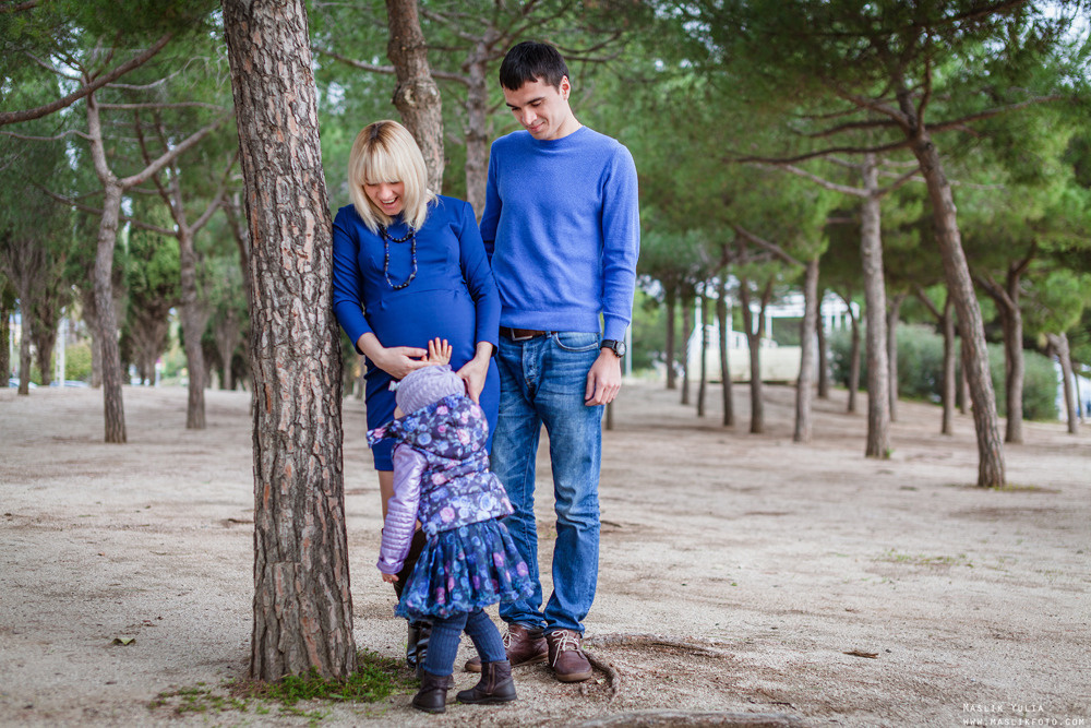 Sesión de fotos de embarazo en la playa en Barcelona. Fotógrafo en Barcelona  Maslik Yulia
