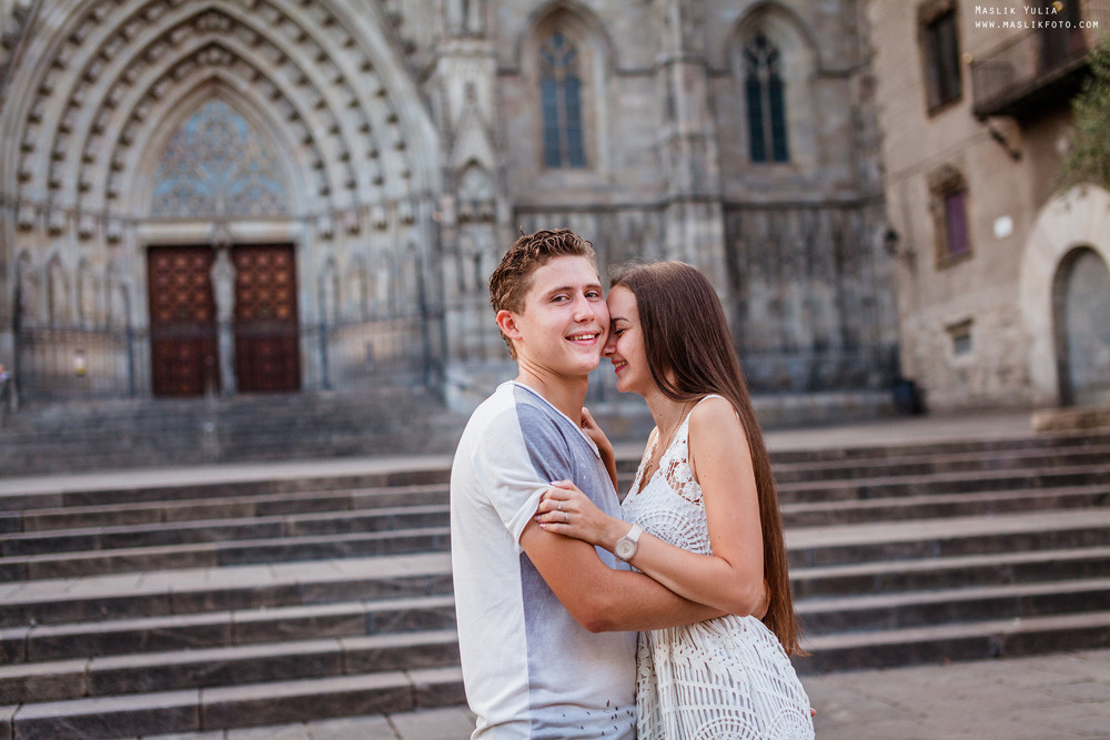 Impresionante paseo fotográfico de enamorados en Barcelona. Fotógrafo en Barcelona  Maslik Yulia