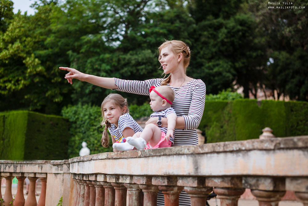 Семейная фотосессия в Барселоне в  парке Лабиринт. Фотограф в Барселоне Испании Маслик Юлия
