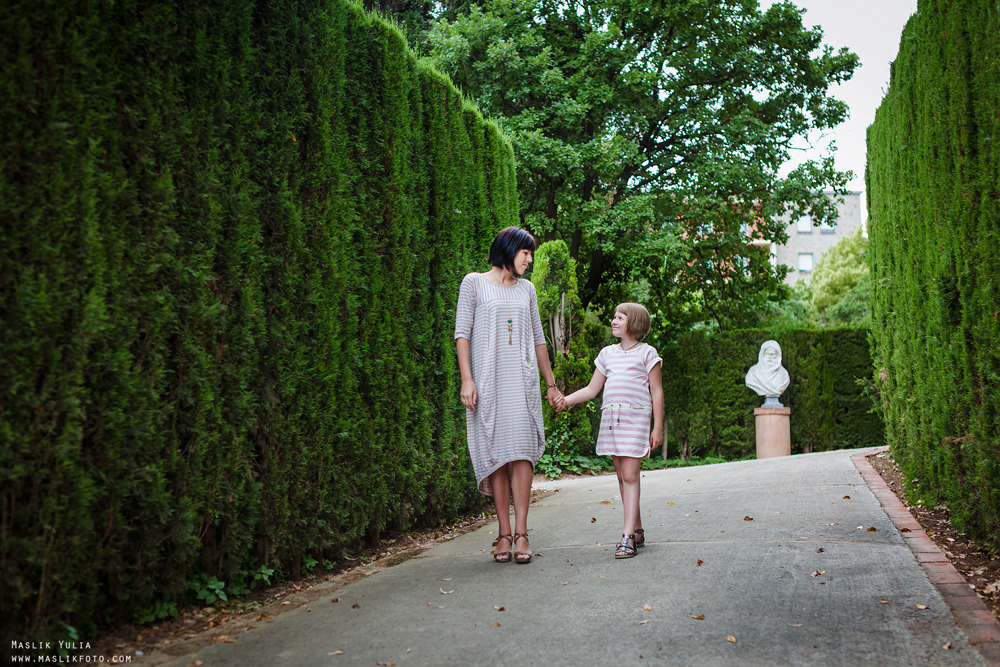 Семейная фотосессия в Барселоне в  парке Лабиринт. Фотограф в Барселоне Испании Маслик Юлия