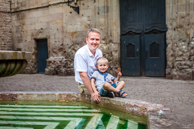 Sesión de fotos familiares en Barcelona. Fotógrafo en Barcelona  Maslik Yulia