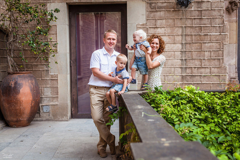 Sesión de fotos familiares en Barcelona. Fotógrafo en Barcelona  Maslik Yulia