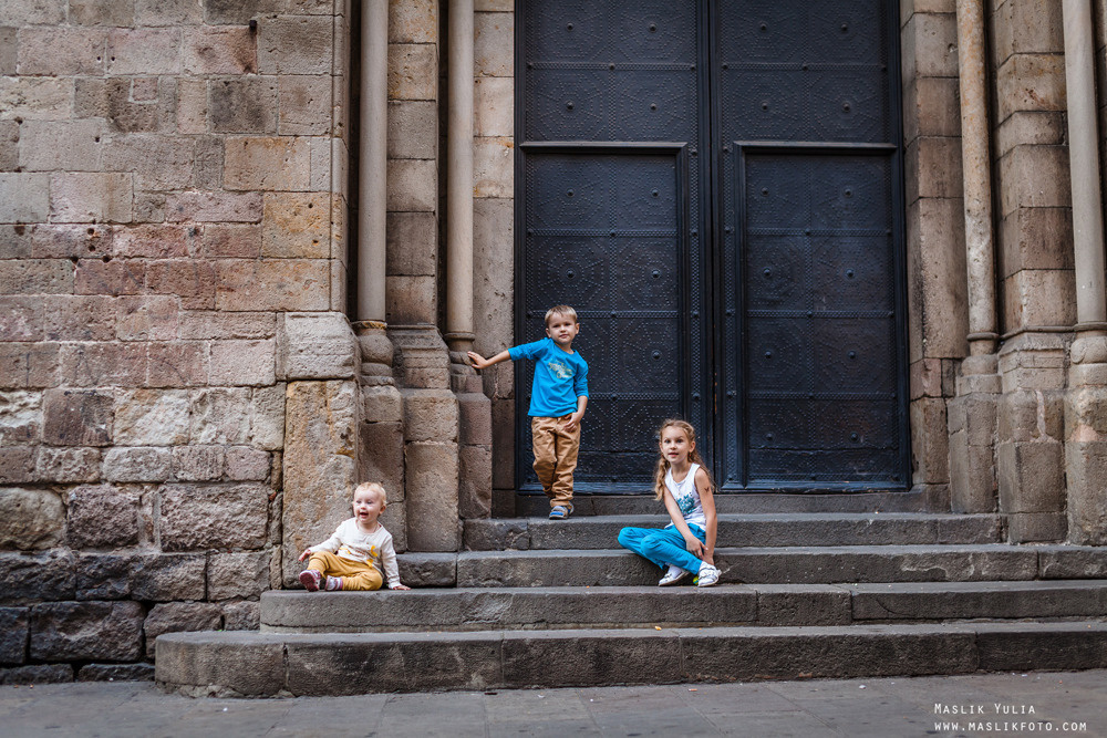 Sesión de fotos familiares en un viaje a Barcelona. Fotógrafo en Barcelona  Maslik Yulia