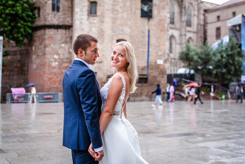 Sesión de fotos lluviosa en Barcelona. Fotógrafo en Barcelona  Maslik Yulia
