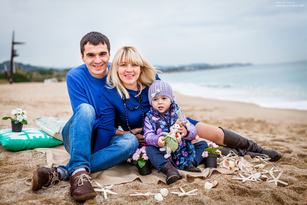 Sesión de fotos de embarazo en la playa en Barcelona. Fotógrafo en Barcelona  Maslik Yulia