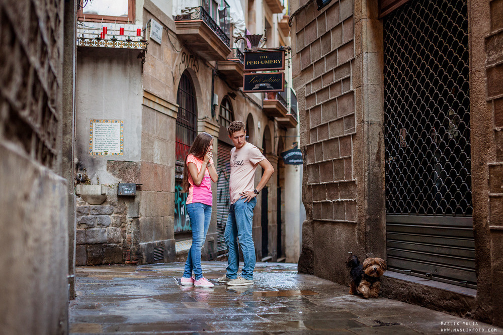 Impresionante paseo fotográfico de enamorados en Barcelona. Fotógrafo en Barcelona  Maslik Yulia