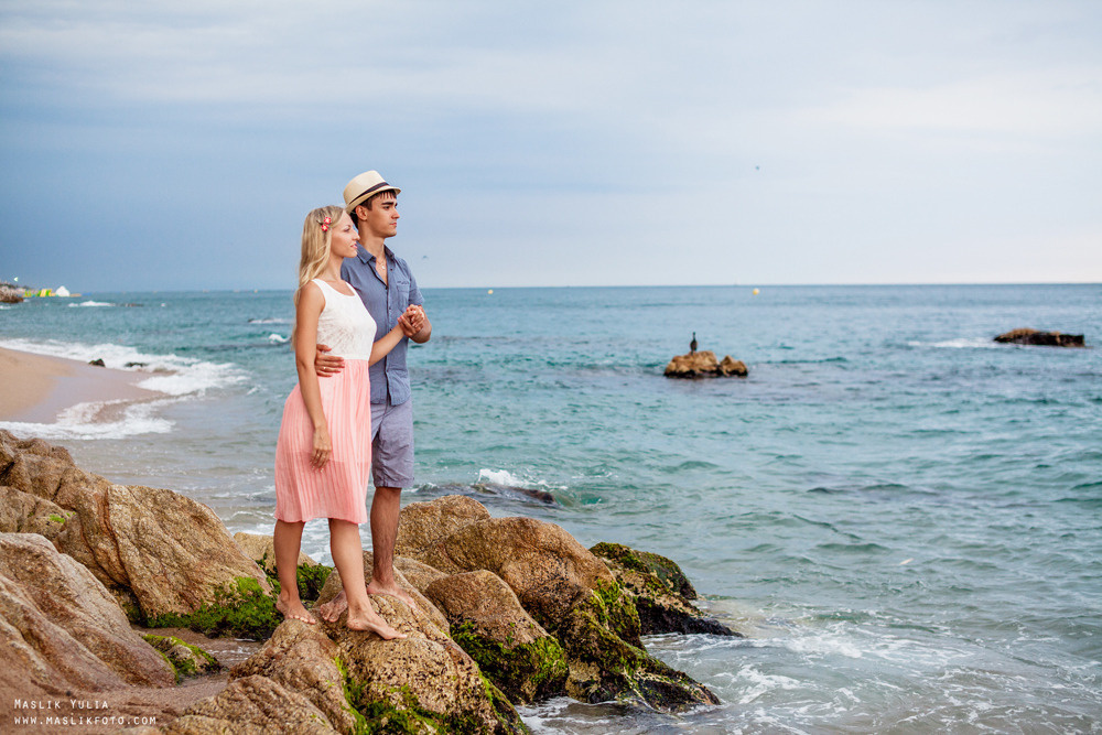 Beach photo shoot on the Costa Brava. Photographer in Barcelona Spain Maslik Yulia