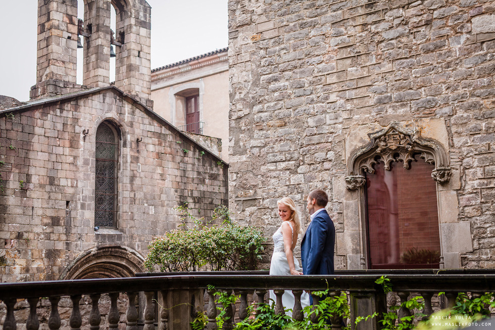 Sesión de fotos lluviosa en Barcelona. Fotógrafo en Barcelona  Maslik Yulia