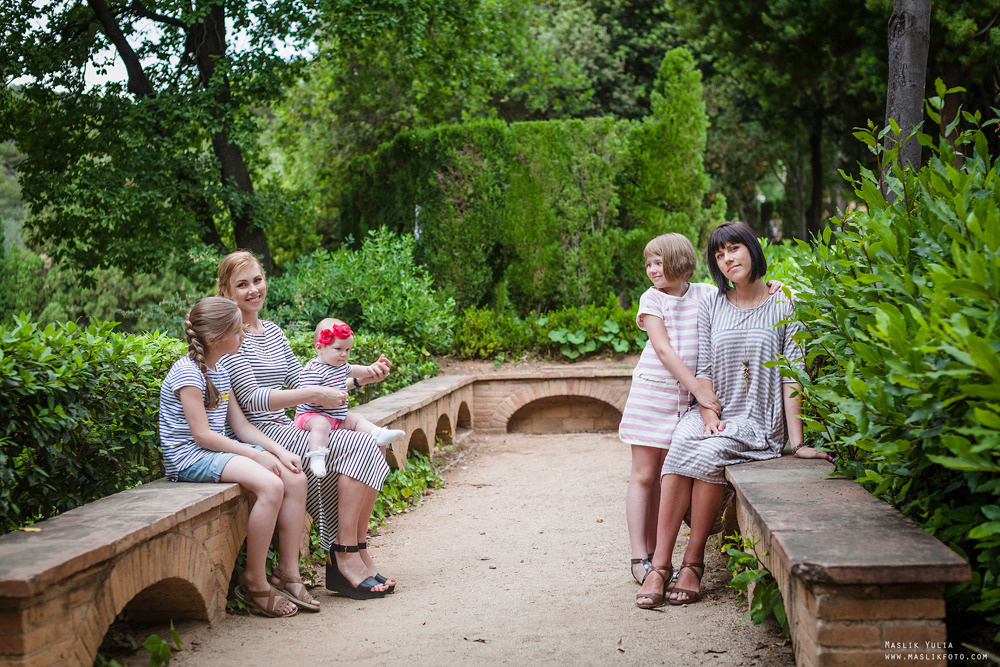 Семейная фотосессия в Барселоне в  парке Лабиринт. Фотограф в Барселоне Испании Маслик Юлия