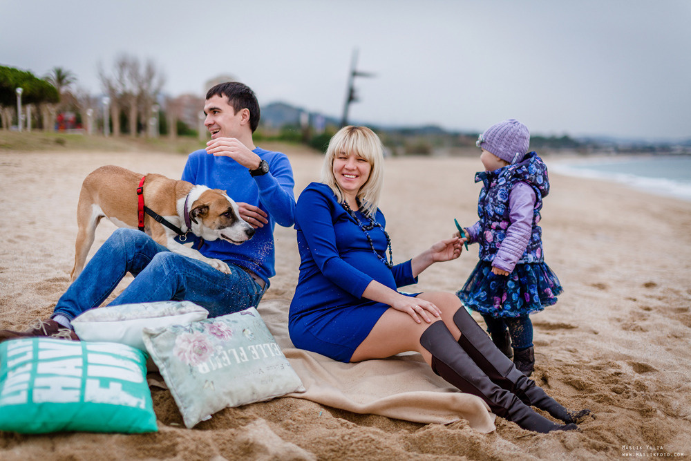 Sesión de fotos de embarazo en la playa en Barcelona. Fotógrafo en Barcelona  Maslik Yulia