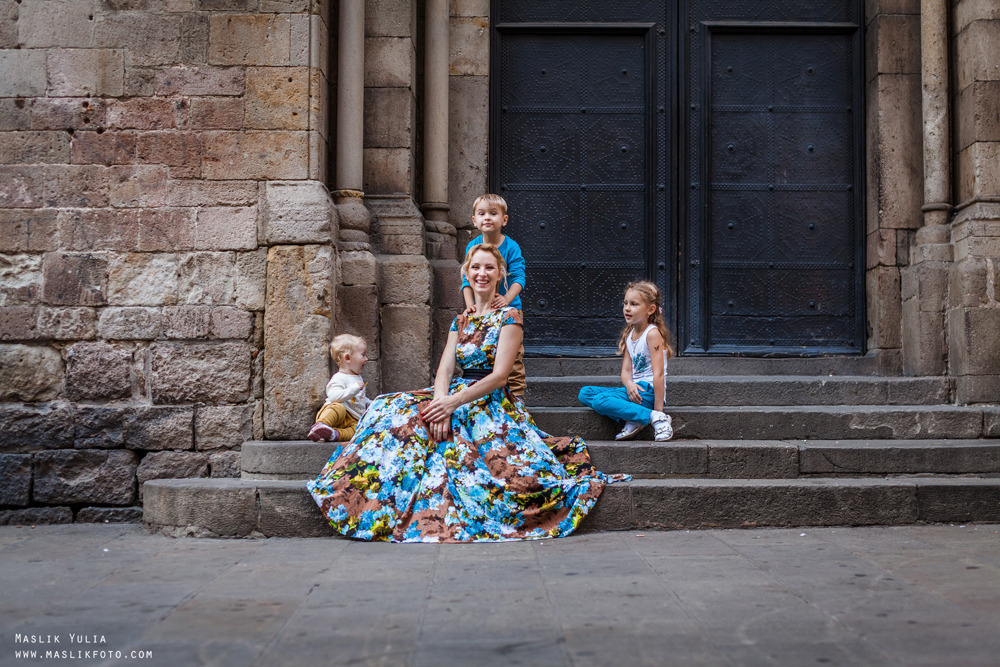 Sesión de fotos familiares en un viaje a Barcelona. Fotógrafo en Barcelona  Maslik Yulia