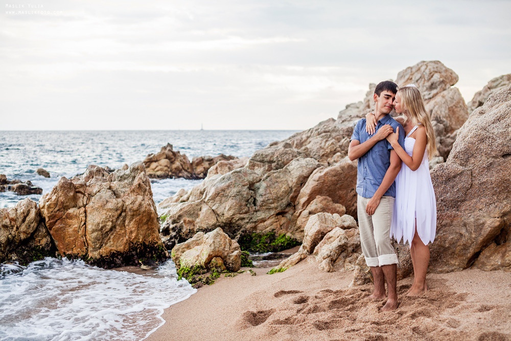 Beach photo shoot on the Costa Brava. Photographer in Barcelona Spain Maslik Yulia