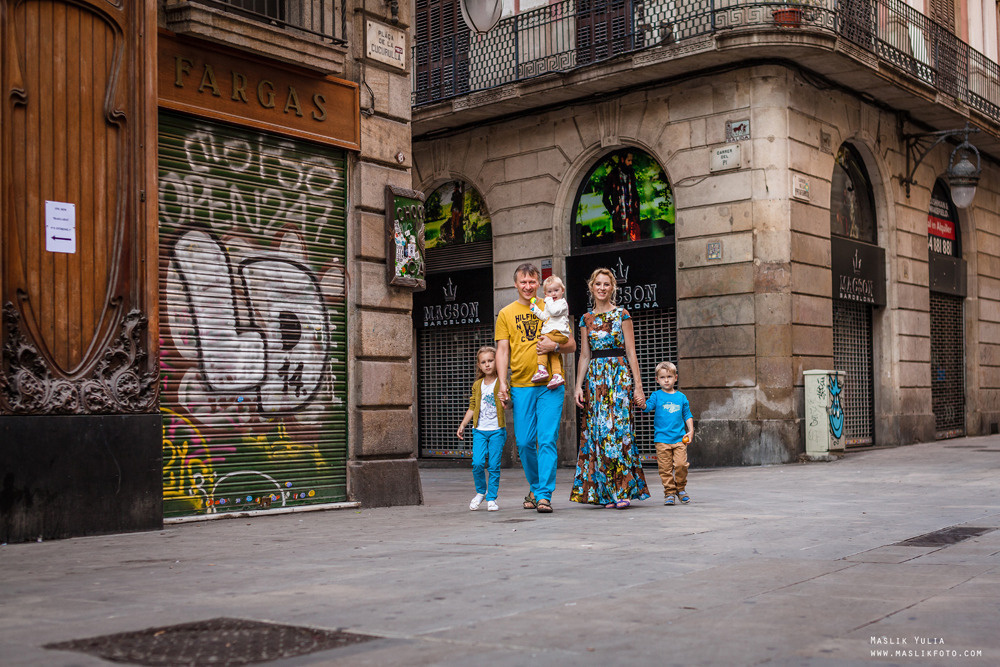 Sesión de fotos familiares en un viaje a Barcelona. Fotógrafo en Barcelona  Maslik Yulia