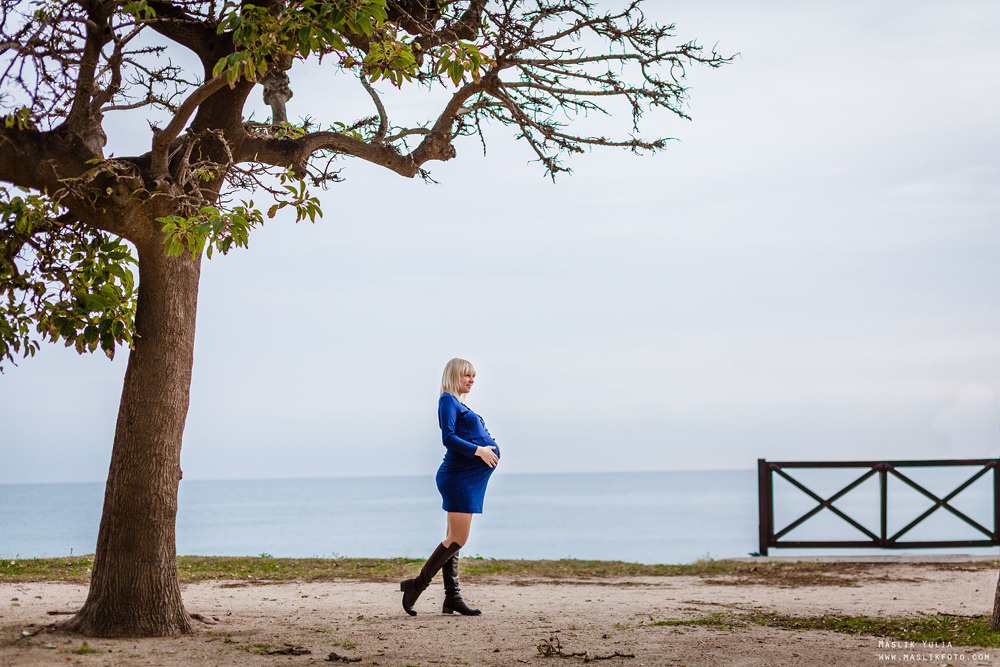 Sesión de fotos de embarazo en la playa en Barcelona. Fotógrafo en Barcelona  Maslik Yulia
