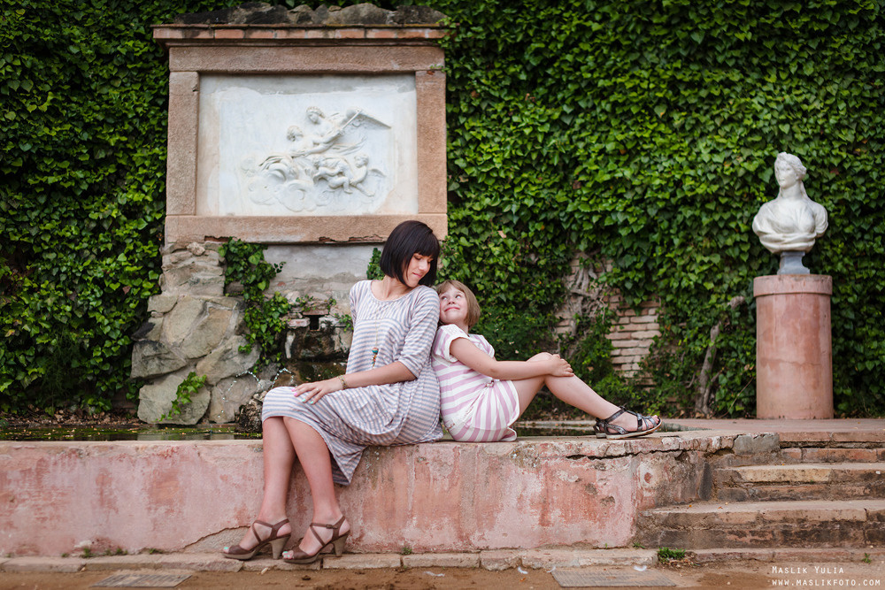 Семейная фотосессия в Барселоне в  парке Лабиринт. Фотограф в Барселоне Испании Маслик Юлия