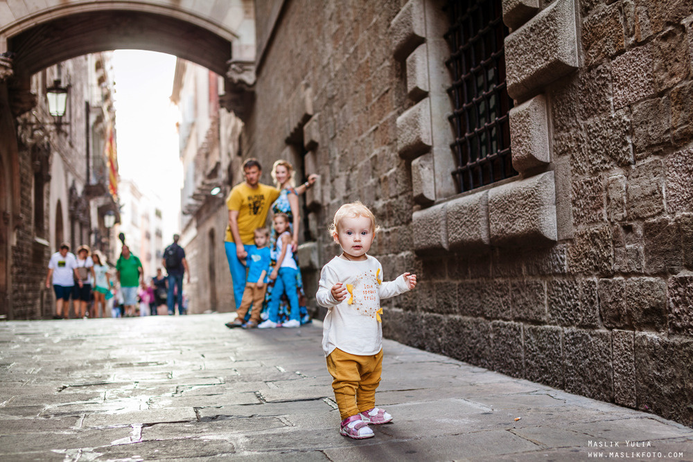 Sesión de fotos familiares en un viaje a Barcelona. Fotógrafo en Barcelona  Maslik Yulia