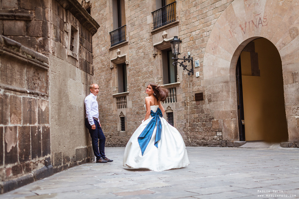 Elegante paseo fotográfico de boda. Fotógrafo en Barcelona  Maslik Yulia