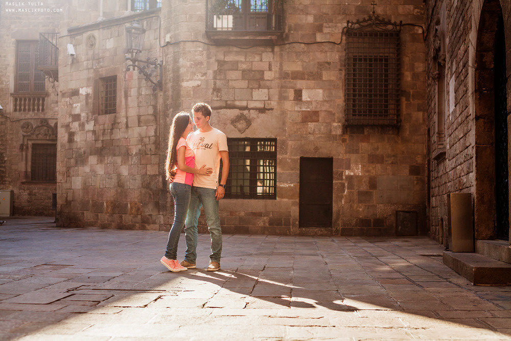 Impresionante paseo fotográfico de enamorados en Barcelona. Fotógrafo en Barcelona  Maslik Yulia