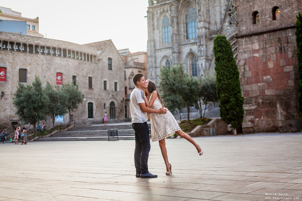 Impresionante paseo fotográfico de enamorados en Barcelona. Fotógrafo en Barcelona  Maslik Yulia