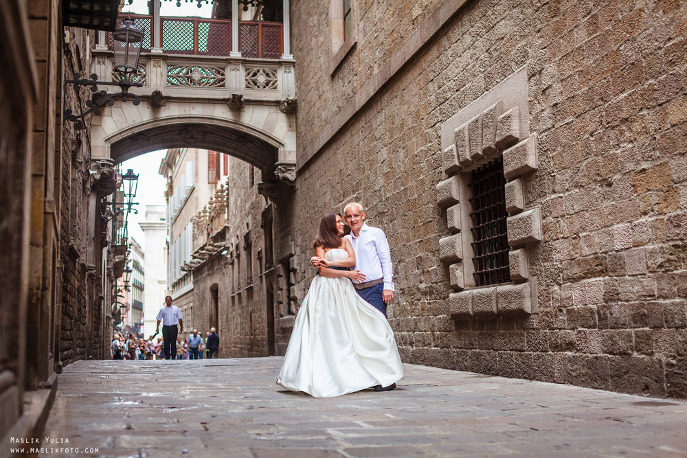 Elegante paseo fotográfico de boda. Fotógrafo en Barcelona  Maslik Yulia
