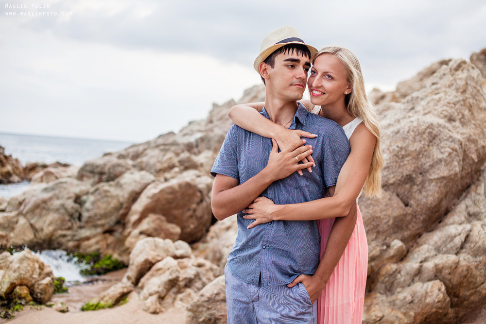 Beach photo shoot on the Costa Brava. Photographer in Barcelona Spain Maslik Yulia