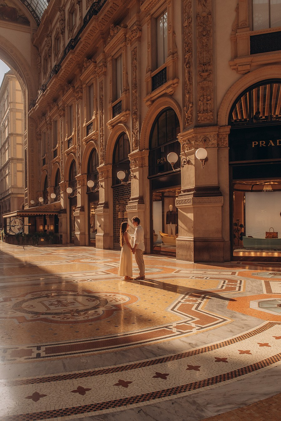 romantic couple photography, natural couple session, ove story inspiration, outdoor couple photography, soft light portraits, lifestyle photographer italy, authentic emotions photography, romantic garden photoshoot, intimate couple portrait