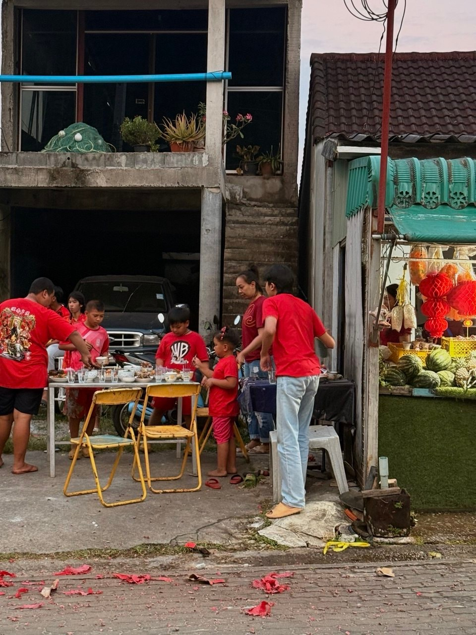 Уличная фотография. Красный_2. Портретный фотограф Алена Новгородцева