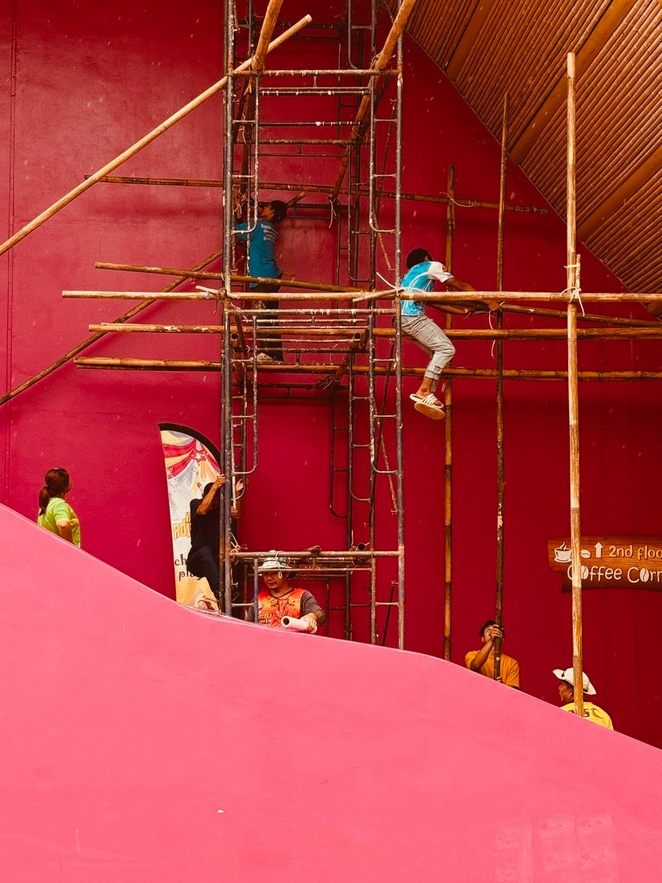 Уличная фотография. Красный_1. Портретный фотограф Алена Новгородцева