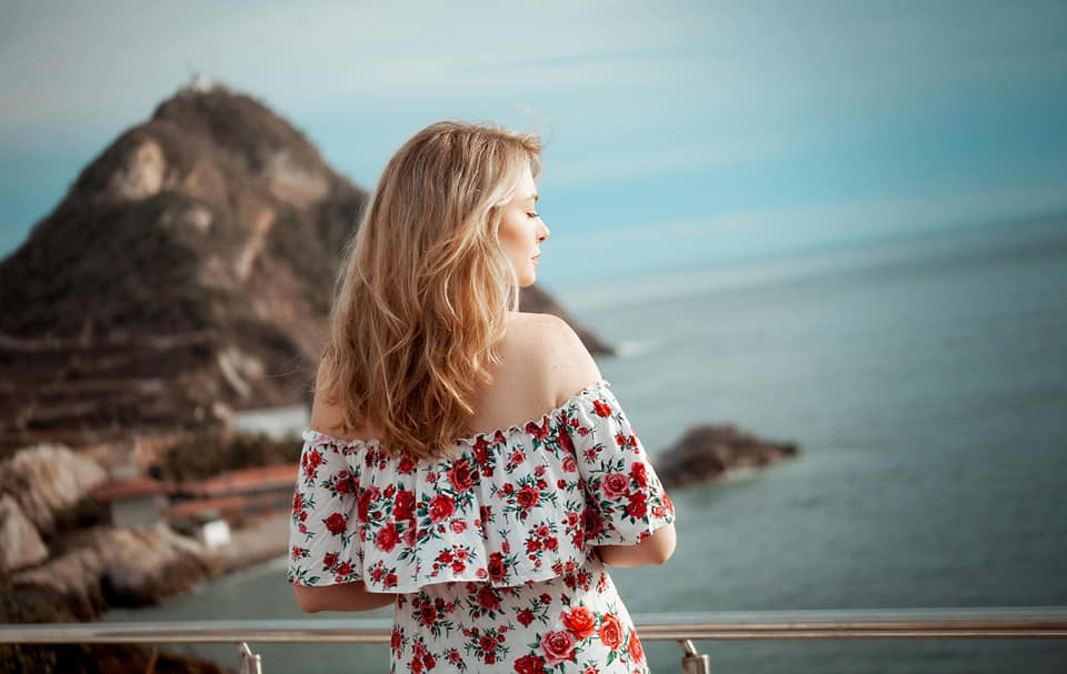 Breathtaking couple portrait with Mazatlán's El Faro Lighthouse backdrop - Iconic location, timeless photo for your vacation album